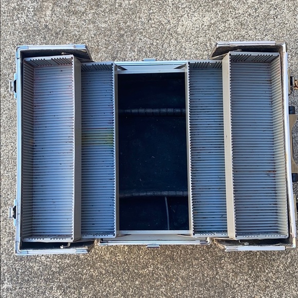 Vintage Metal Makeup Box - Picture 2 of 6